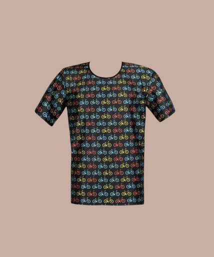 Pleasurements Anais Men Benito T-shirt met kleurrijk fietsenpatroon op zwarte transparante stof gedragen door model