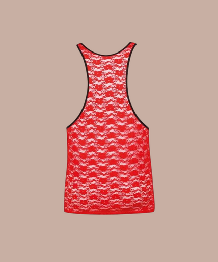 Pleasurements Anais Men Brave Top in rood kant met zwarte bies gedragen door een glimlachend model
