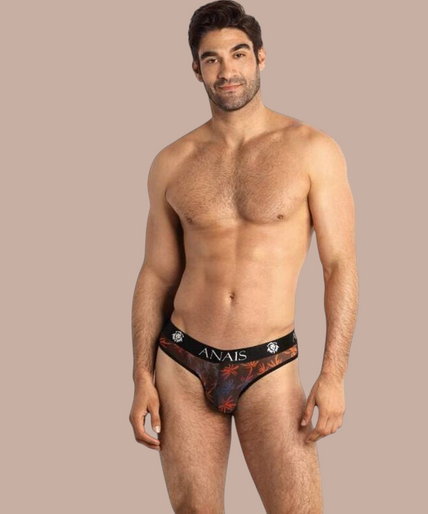 Pleasurements Anais Men Chill Slip met tropische print en zwarte tailleband gedragen door een model