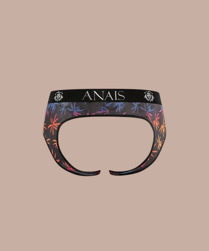Pleasurements Anais Men Chill Jock Bikini met palmboomprint en zwarte tailleband gedragen door een lachend model
