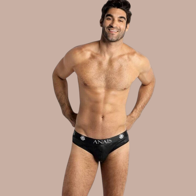 Model draagt zwarte Anais Men Electro Slip herenonderbroek met merklogo op de tailleband van Pleasurements
