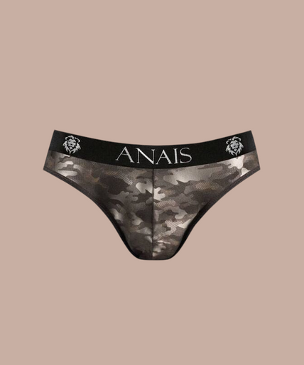 Model draagt zwarte Anais Men Electro Slip herenonderbroek met merklogo op de tailleband van Pleasurements