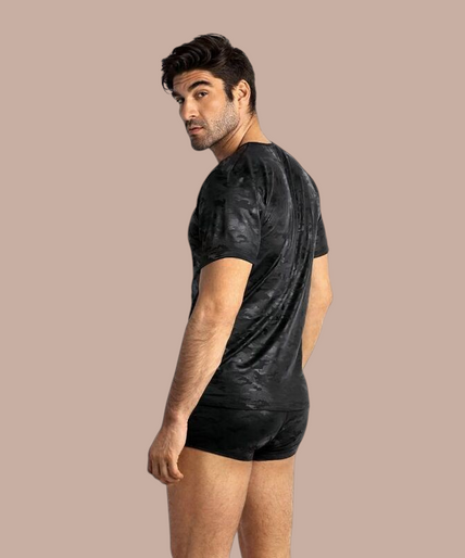 Pleasurements Anais Men Electro T-shirt in zwart met subtiel patroon gedragen door een man in bijpassende boxershort.