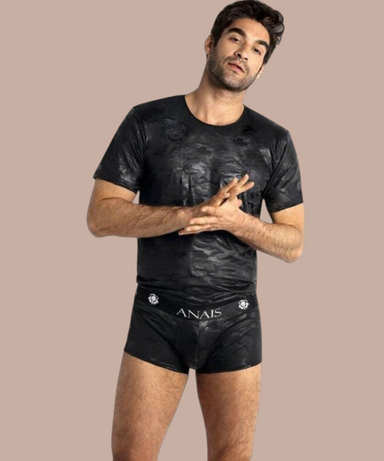 Pleasurements Anais Men Electro T-shirt in zwart met subtiel patroon gedragen door een man in bijpassende boxershort.