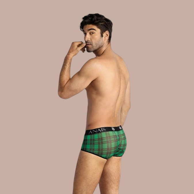 Pleasurements Anais Men Magic Brief met groen ruitpatroon en zwarte tailleband gedragen door een model