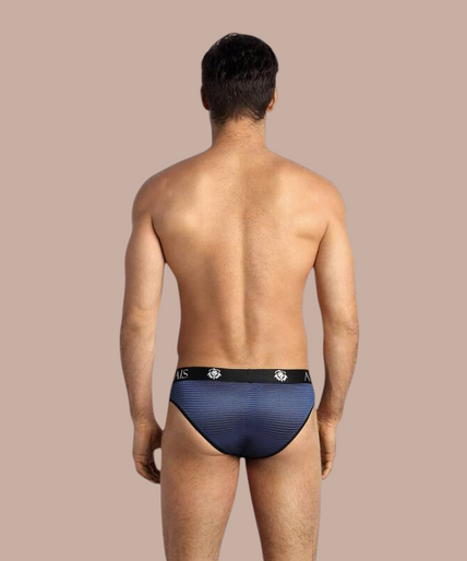 Pleasurements Anais Men Naval Slip in blauw met een elastische tailleband gedragen door een glimlachend model