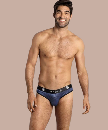 Pleasurements Anais Men Naval Slip in blauw met een elastische tailleband gedragen door een glimlachend model