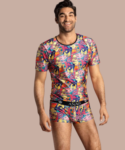 Pleasurements Anais Men Comics T-shirt met kleurrijke stripboekprint gedragen door een glimlachend model