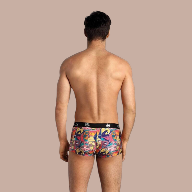 Achterkant van een man die de Pleasurements Anais Men Comics boxer draagt met een kleurrijke stripboekprint.