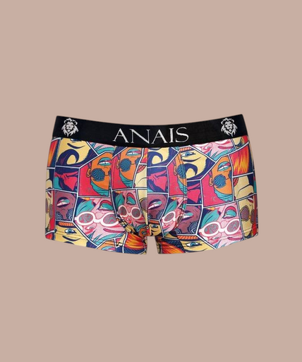 Model draagt Pleasurements Anais Men Comics boxer met kleurrijke stripverhaalprint en zwarte tailleband.
