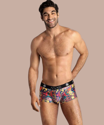 Model draagt Pleasurements Anais Men Comics boxer met kleurrijke stripverhaalprint en zwarte tailleband.