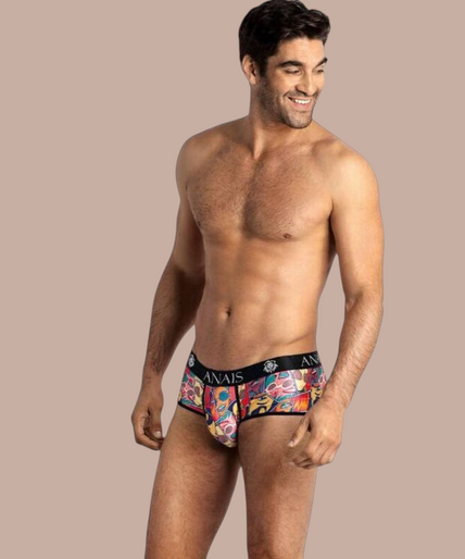 Pleasurements Anais Men Comics brief met kleurrijke stripboekprint en zwarte tailleband gedragen door een model