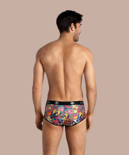 Pleasurements Anais Men Comics brief met kleurrijke stripboekprint en zwarte tailleband gedragen door een model
