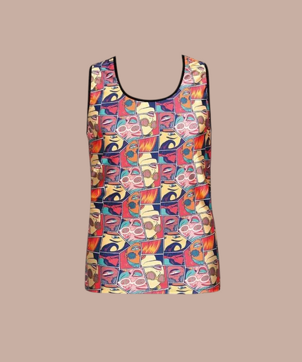 Pleasurements Anais Men Comics Top met kleurrijke stripboekprint en zwarte bies voor een expressieve look.