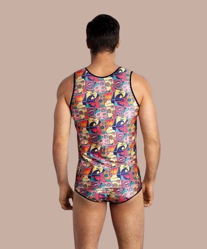Pleasurements Anais Men Comics Top met kleurrijke stripboekprint en zwarte bies voor een expressieve look.