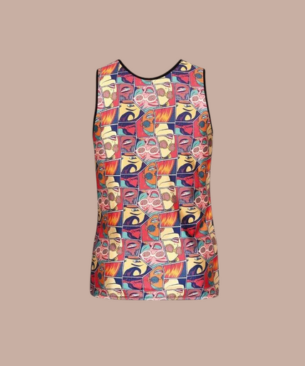 Pleasurements Anais Men Comics Top met kleurrijke stripboekprint en zwarte bies voor een expressieve look.