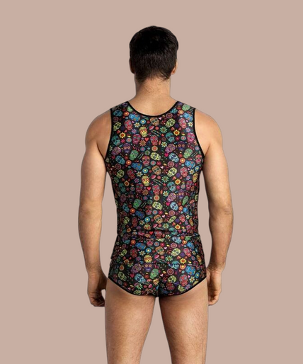 Model draagt Pleasurements Anais Men Mexico top met kleurrijk schedelpatroon en bijpassende onderbroek