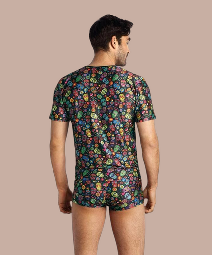 Pleasurements Anais Men Mexico T-shirt met kleurrijke schedelprint op een zwarte achtergrond gedragen door een model