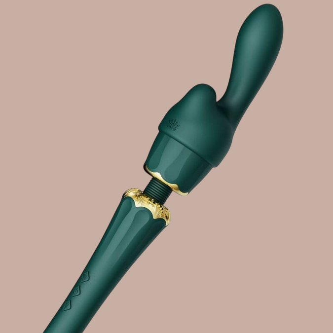 Pleasurements Zalo Kyro groene siliconen wandmassager met elegante gouden details en farao-geïnspireerd ontwerp