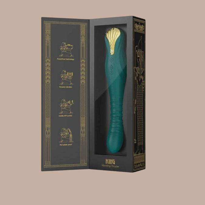 Pleasurements Zalo King Thruster in groen siliconen met gouden details in een luxe verpakking met Egyptisch thema.