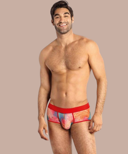 Pleasurements Anais Men Falcon boxer brief met kleurrijke abstracte print en rode tailleband gedragen door een model