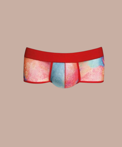 Pleasurements Anais Men Falcon boxer brief met kleurrijke abstracte print en rode tailleband gedragen door een model
