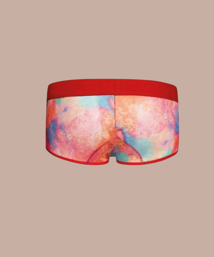 Pleasurements Anais Men Falcon boxer brief met kleurrijke abstracte print en rode tailleband gedragen door een model