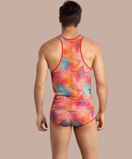 Pleasurements Anais Men Falcon top met kleurrijk abstract patroon en rode afwerking gedragen door een model