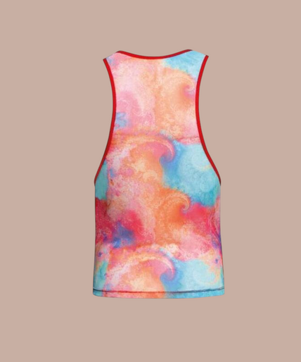 Pleasurements Anais Men Falcon top met kleurrijk abstract patroon en rode afwerking gedragen door een model