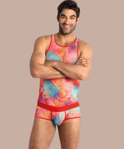 Pleasurements Anais Men Falcon top met kleurrijk abstract patroon en rode afwerking gedragen door een model
