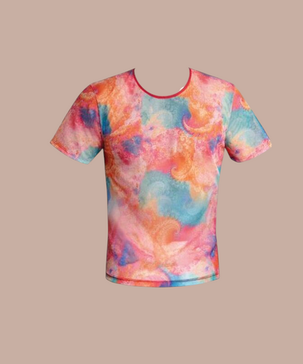 Pleasurements Anais Men Falcon T-shirt met kleurrijk abstract patroon en rode boorden gedragen door een model