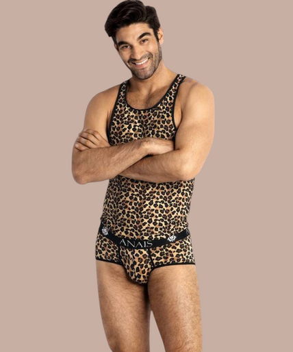 Model draagt Pleasurements Anais Men Mercury top met luipaardprint en bijpassende boxershort