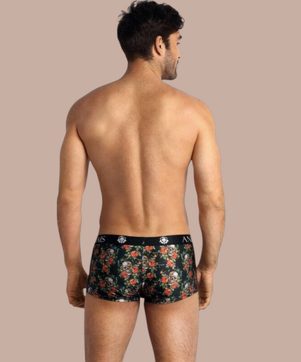 Model draagt Pleasurements Anais Men Power Boxer met zwart bloemenpatroon en schedelprint en elastische tailleband