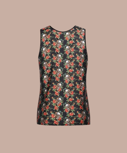 Pleasurements Anais Men Power Top met zwarte ondergrond, schedel- en rozenprint, gedragen door een man.