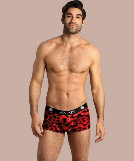 Pleasurements Anais Men Savage boxer in rood met zwart luipaardpatroon en elastische tailleband op een model