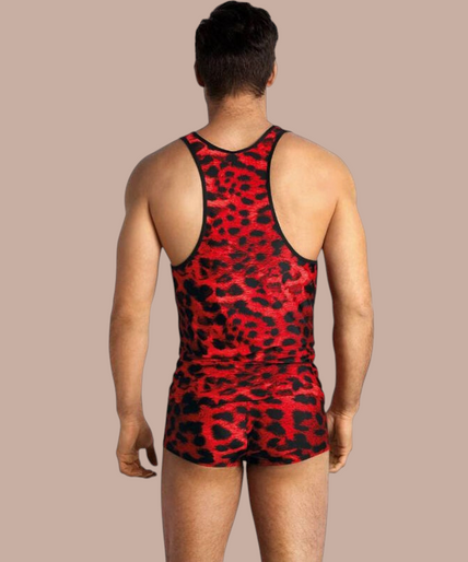 Pleasurements Anais Men Savage top met rood en zwart luipaardpatroon gedragen door een lachend model