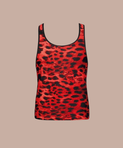 Pleasurements Anais Men Savage top met rood en zwart luipaardpatroon gedragen door een lachend model