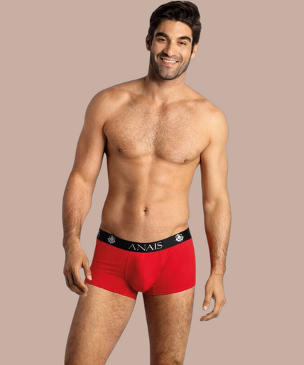 Glimlachende man draagt rode Anais Men Soul Boxer van Pleasurements met een zwarte tailleband