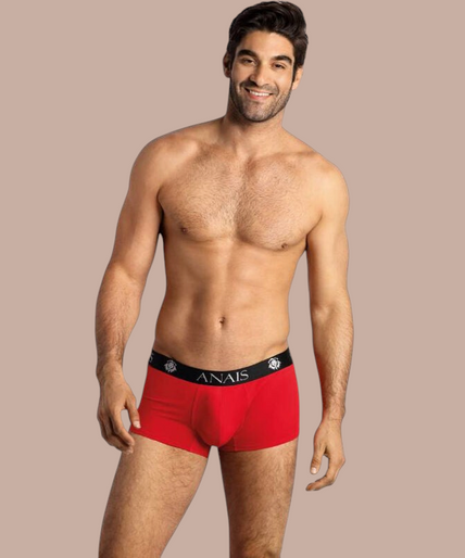Glimlachende man draagt rode Anais Men Soul Boxer van Pleasurements met een zwarte tailleband