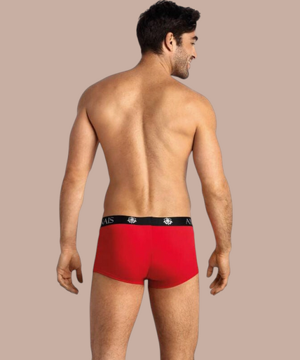 Glimlachende man draagt rode Anais Men Soul Boxer van Pleasurements met een zwarte tailleband