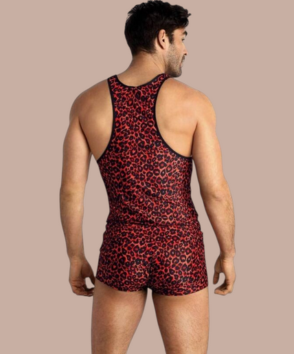Model draagt Anais Men Tribal Top met rood luipaardpatroon en zwarte bies, onderdeel van de Pleasurements collectie.