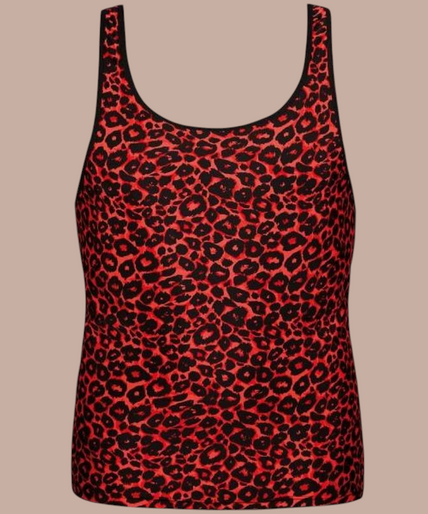 Model draagt Anais Men Tribal Top met rood luipaardpatroon en zwarte bies, onderdeel van de Pleasurements collectie.