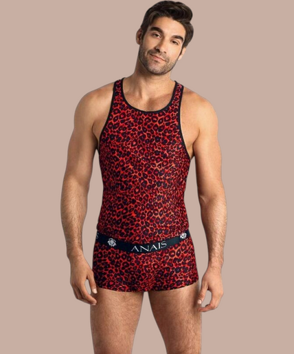 Model draagt Anais Men Tribal Top met rood luipaardpatroon en zwarte bies, onderdeel van de Pleasurements collectie.