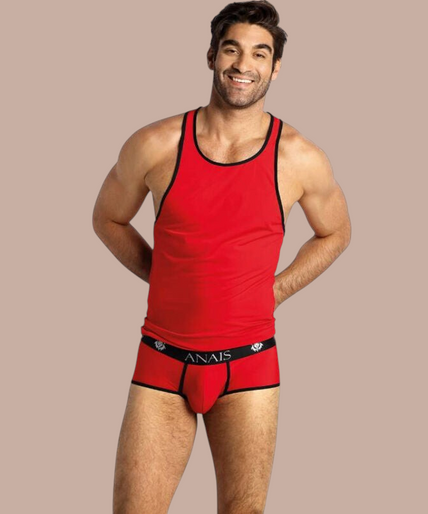 Pleasurements Anais Men Soul Top in rood met zwarte accenten gedragen door een glimlachend model