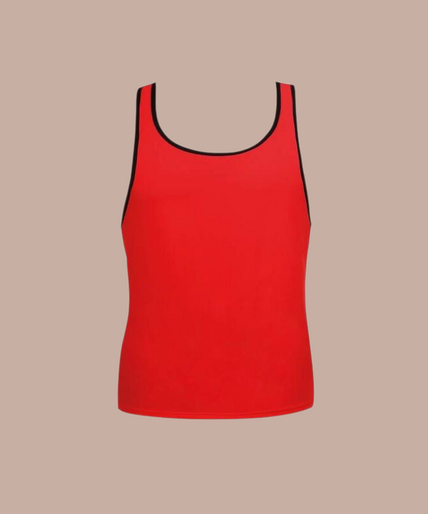 Pleasurements Anais Men Soul Top in rood met zwarte accenten gedragen door een glimlachend model