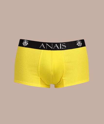 Model draagt gele Anais Men Tokio Boxer S met zwarte tailleband van Pleasurements