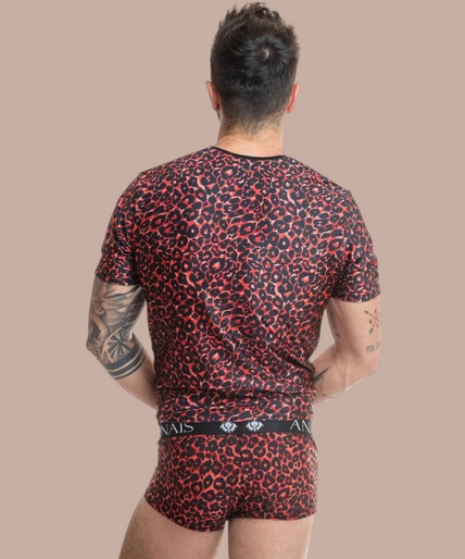 Pleasurements Anais Men Tribal T-shirt met rood en zwart luipaardpatroon gedragen door een model met armen over elkaar