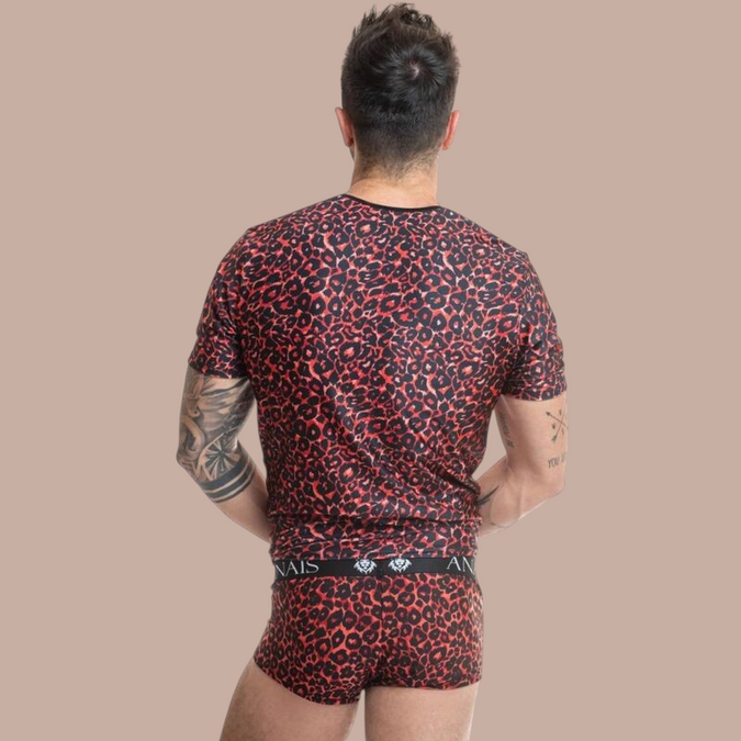 Pleasurements Anais Men Tribal T-shirt met rood en zwart luipaardpatroon, gedragen door een man van achteren gezien.