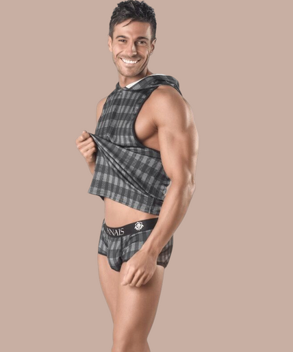 Pleasurements Anais Men Aegis T-shirt met capuchon in grijs geruit patroon gedragen door een glimlachend model