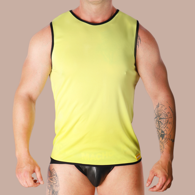 Pleasurements Macho geel mouwloos sportshirt van elastisch polyamide met zwarte bies voor een sensueel silhouet